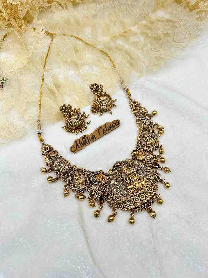 Antique Necklace With Earrings By Million Colours