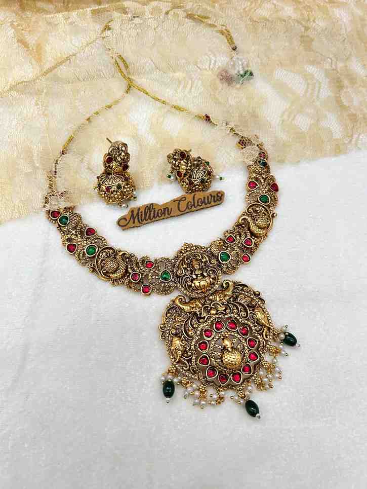 Antique Necklace With Earrings By Million Colours