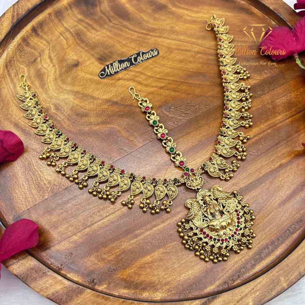 Traditional 3-Line Kemp Stone Neththichutti – Antique Gold Finish Bridal Maang Tikka By Million Colours