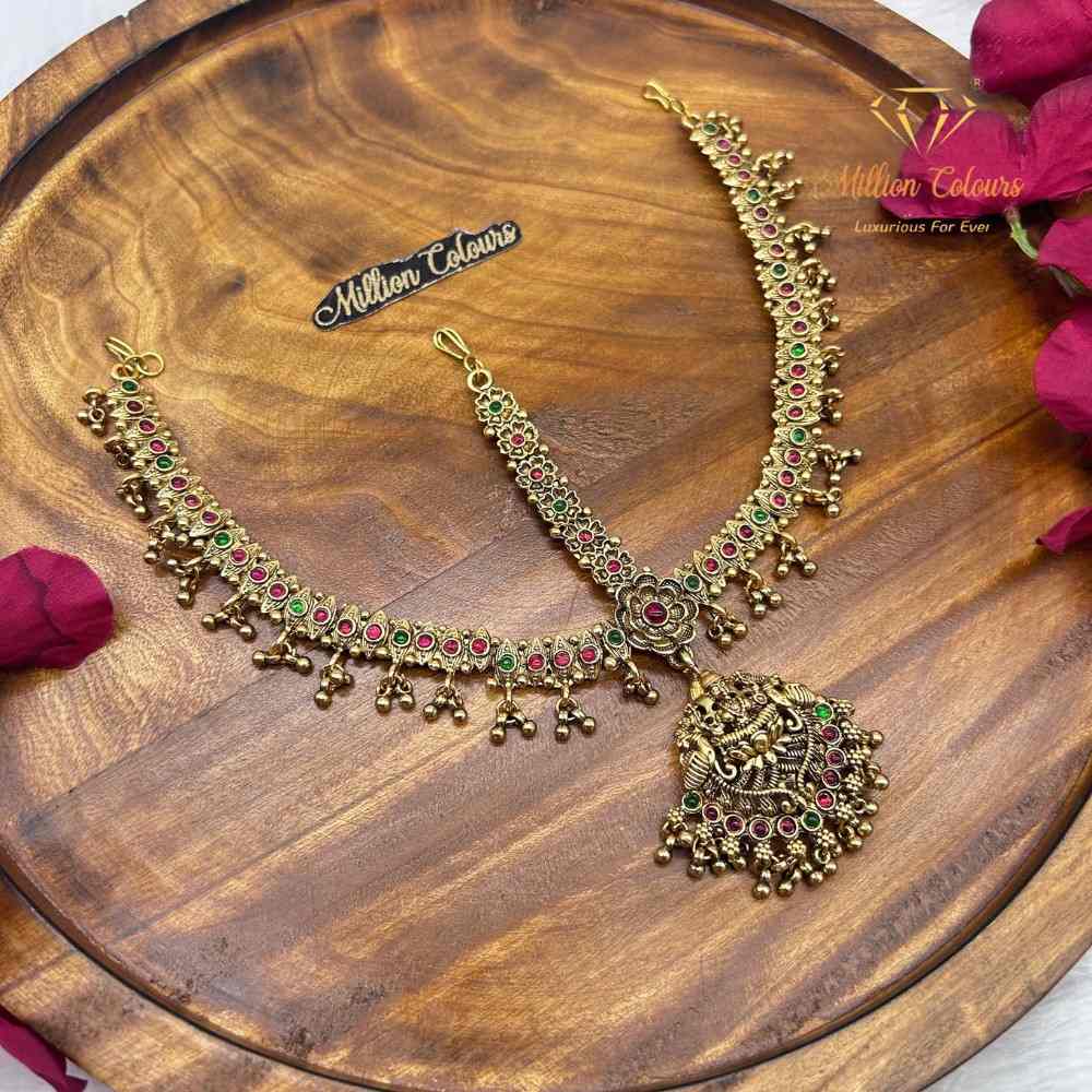 Traditional 3-Line Kemp Stone Neththichutti – Antique Gold Finish Bridal Maang Tikka By Million Colours