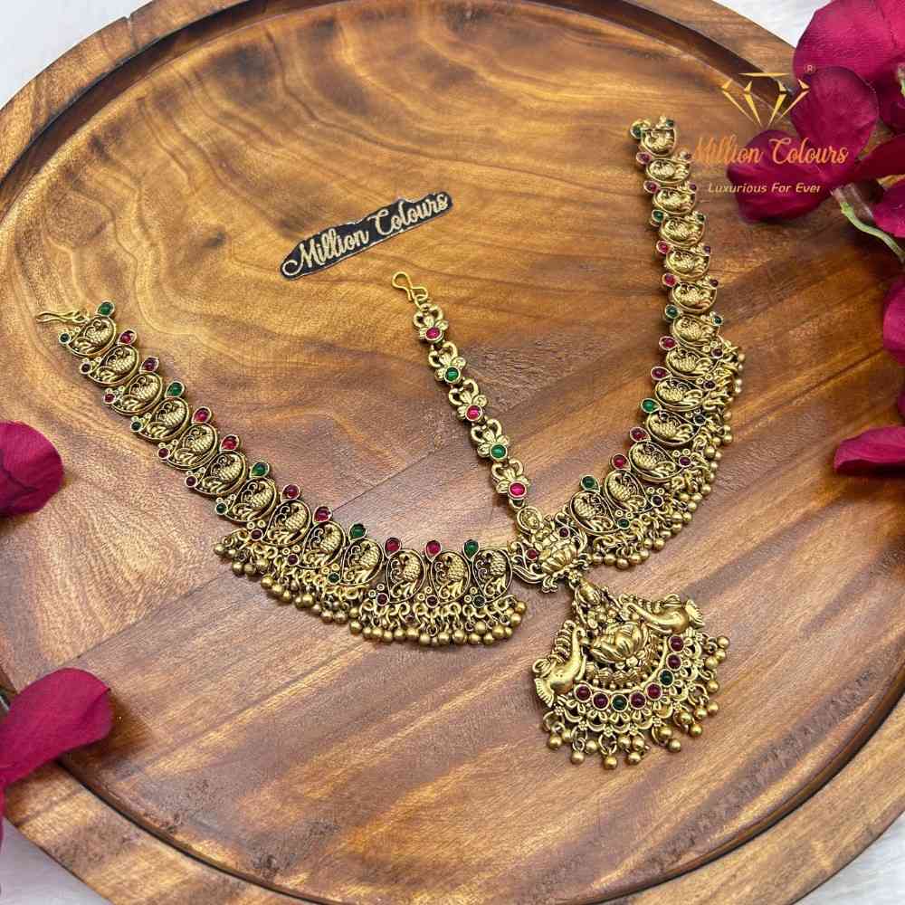 Traditional 3-Line Kemp Stone Neththichutti – Antique Gold Finish Bridal Maang Tikka By Million Colours