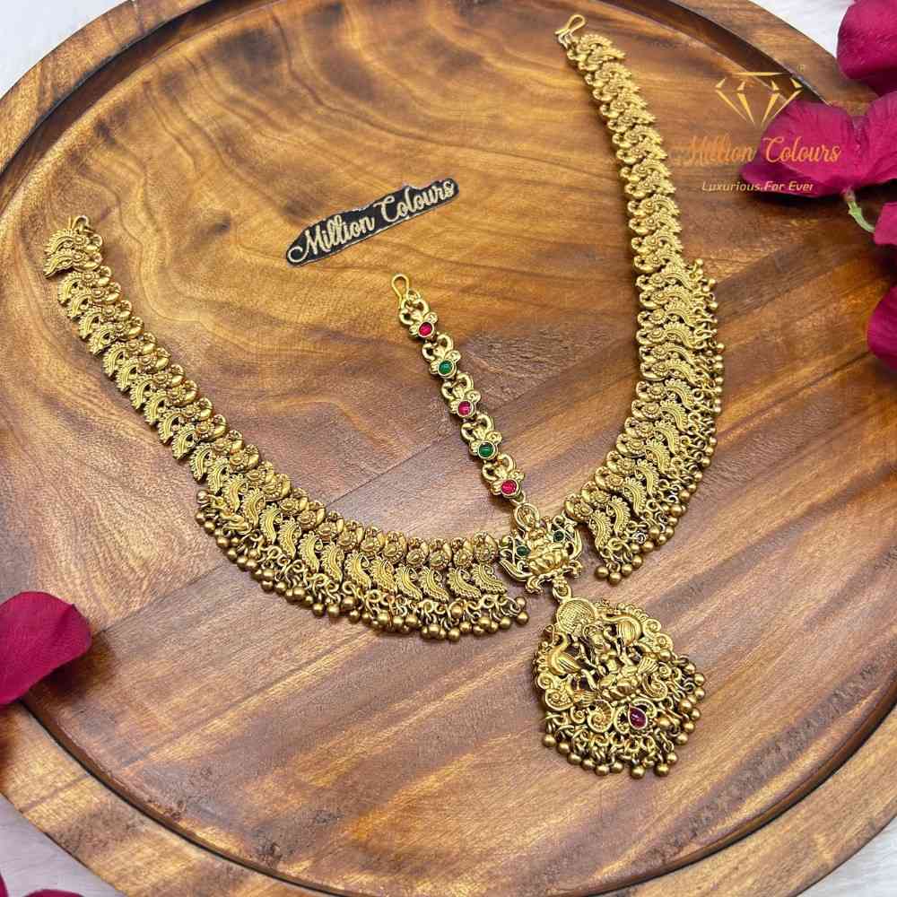Traditional 3-Line Kemp Stone Neththichutti – Antique Gold Finish Bridal Maang Tikka By Million Colours