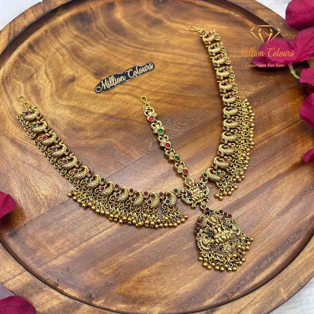Traditional 3-Line Kemp Stone Neththichutti – Antique Gold Finish Bridal Maang Tikka By Million Colours